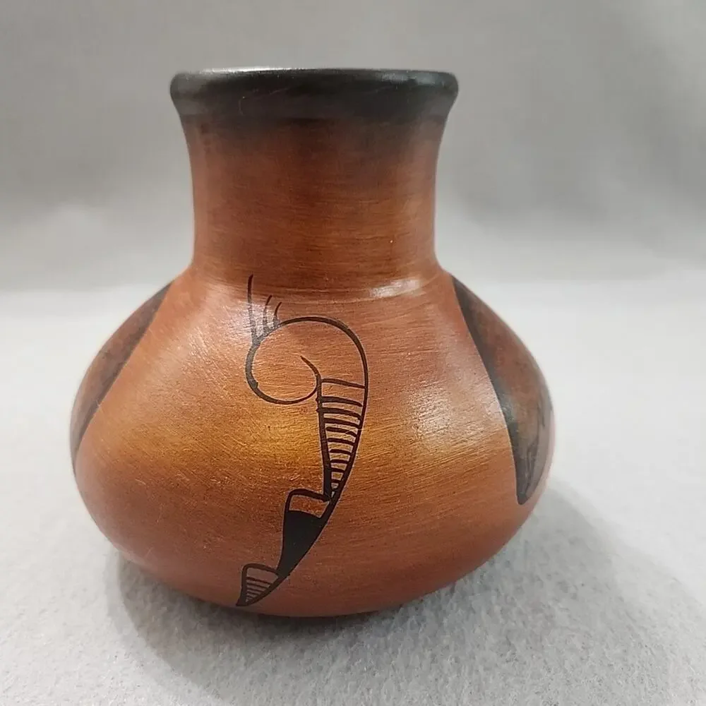 R Galvan 5in Clay Pottery Jar Vase Southwestern Mexican Signed Bear with‎ Arrow